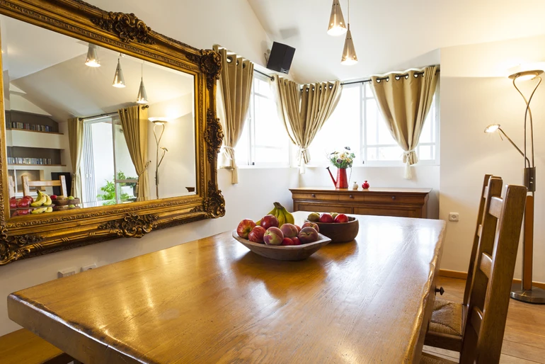 Không gian bàn ăn có một chiếc gương - Ảnh minh họa